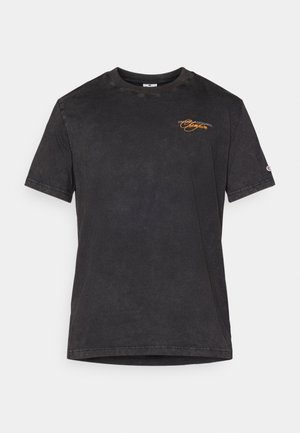 Svart bomull t-shirt med korta ärmar, rundad halsringning och en urtvättad textur. Har en orange broderad "Champion"-logotyp på bröstet.