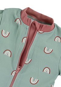 Grünes Zip-Up-Oberteil mit einem kastanienbraunen Kragen, ausgestattet mit kleinen Regnbogenmustern in Pastellfarben. Glatte Textur mit einem glänzenden Finish.