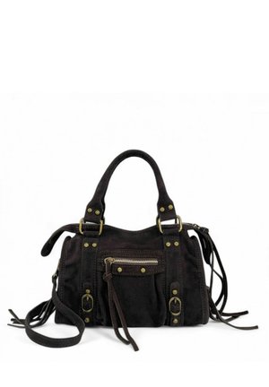 Petit sac à main en cuir noir avec doubles poignées, poche avant zippée, clous métalliques, boucles et longue bandoulière amovible sur fond blanc.