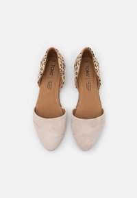 Bailarinas de ante beige con punta redonda y diseño entrelazado; tejido de estampado de leopardo en el talón trasero. Suela plana, forro interior suave.