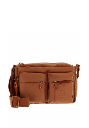 Sac bandoulière marron en tissu texturé, comprenant deux poches zippées à l'avant, une sangle ajustable et un logo subtil embossé sur le côté.