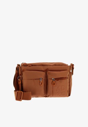 Borsa a tracolla marrone realizzata in tessuto testurizzato, dotata di due tasche frontali con zip, una tracolla regolabile e un logo inciso in modo discreto sul lato.