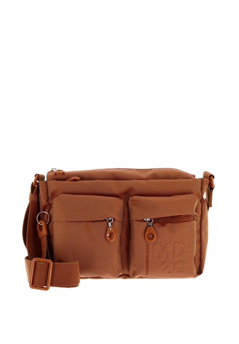 Borsa a tracolla marrone realizzata in tessuto testurizzato, dotata di due tasche frontali con zip, una tracolla regolabile e un logo inciso in modo discreto sul lato.