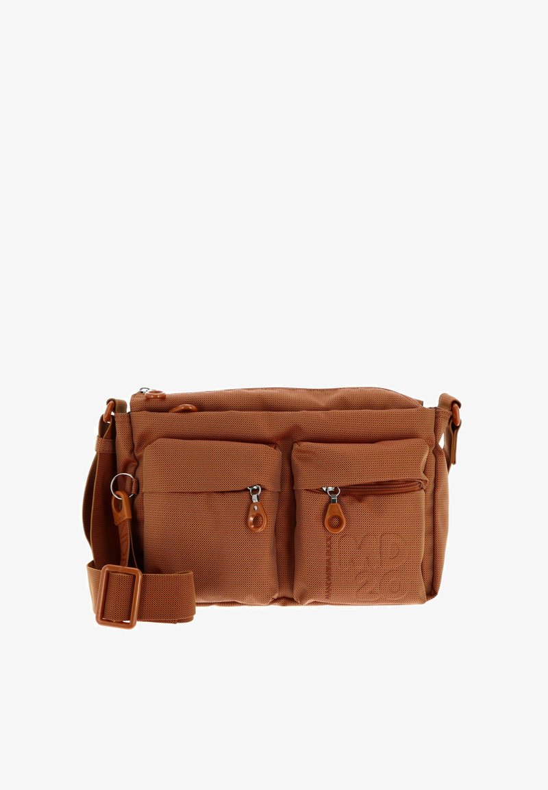 Sac bandoulière marron en tissu texturé, comprenant deux poches zippées à l'avant, une sangle ajustable et un logo subtil embossé sur le côté.