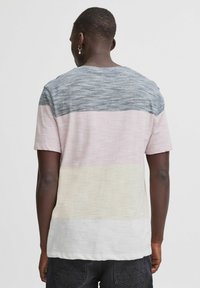 Kortermet t-skjorte med horisontale striper i grå, rosa, gul og hvit. Laget av teksturert stoff med en avslappet passform.