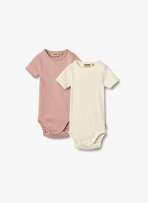 Dva bodića kratkih rukava: jedan u mekoj ružičastoj boji, a drugi u krem boji. Obojica su izrađena od rebrastog materijala s dugmadi na dnu i valovitim rubovima.