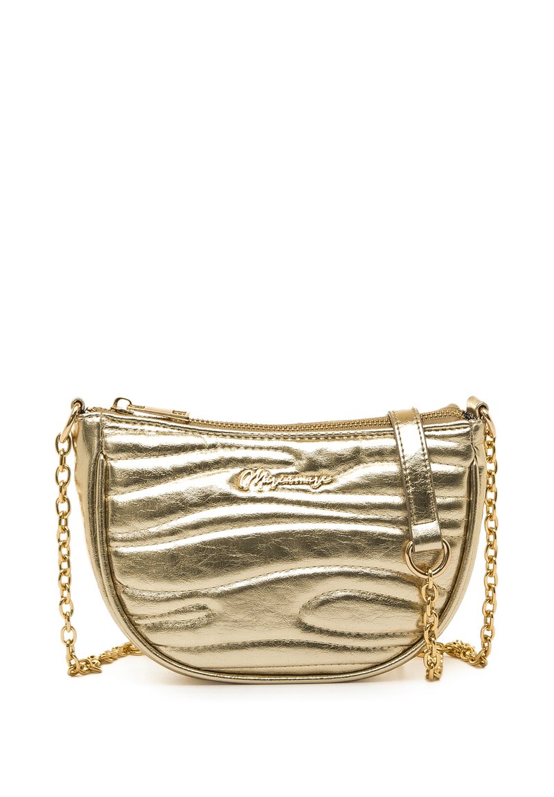 Goldfarbene Metallic-Umhängetasche mit Reißverschluss, welliger Textur und Kettenriemen. Verfügt über ein Logo auf der Vorderseite und eine abgerundete Form.