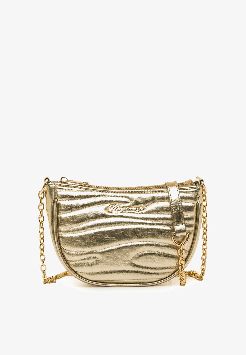 Goldfarbene Metallic-Umhängetasche mit Reißverschluss, welliger Textur und Kettenriemen. Verfügt über ein Logo auf der Vorderseite und eine abgerundete Form.