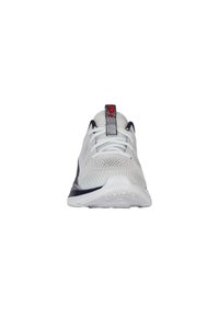 Weiße Sport Schuhe mit einem atmungsaktiven Mesh-Obermaterial, kontrastierender dunkler Außensohle und einem gemusterten Fersenbereich. Mit Schnürsenkeln und verstärktem Zehenbereich.