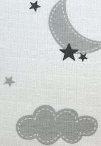 Luna gris y estrellas, con una suave nube, impresas sobre una tela blanca texturizada. Presenta delicados detalles de costura en las formas de la luna y la nube.
