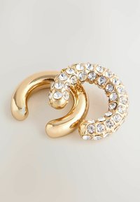 Guldtonede metaløreringe formet som halvmåner, med klare rhinsten-detaljer på den ene del og en glat overflade på den anden.