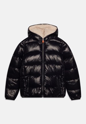 Doudoune noire brillante avec capuche doublée en polaire beige, fermeture éclair devant et poches latérales zippées, étalée à plat sur fond blanc.