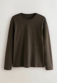 Langærmet t-shirt i mørkebrun stof, rund hals, med en afslappet pasform og uden synlige mønstre eller hardware detaljer. Blød tekstur.