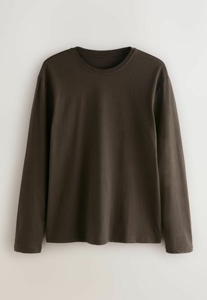 Langærmet t-shirt i mørkebrun stof, rund hals, med en afslappet pasform og uden synlige mønstre eller hardware detaljer. Blød tekstur.