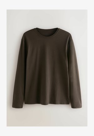 Sötétbarna színű, hosszú ujjú póló, kerek nyakkal, laza szabással, látható minták vagy fém részletek nélkül. Puha tapintás.