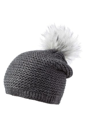 Bonnet d'hiver tricoté gris foncé avec un bord côtelé et un grand pompon blanc et duveteux sur le dessus.