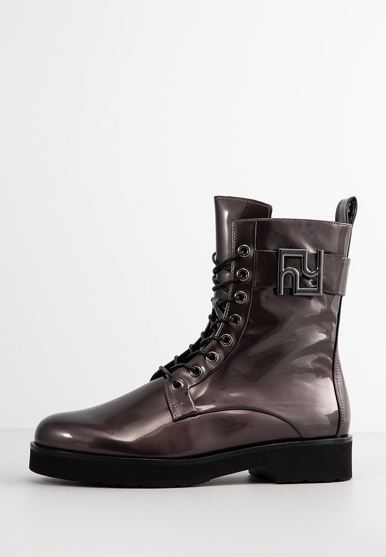 Schnürstiefel aus glänzendem dunkelgrauem Material, mit einer robusten Sohle, einem seitlichen Logo-Detail und einer glatten, glänzenden Oberfläche.