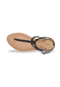 Sandale en cuir noir avec semelle plate, comportant plusieurs lanières et un petit détail de boucle. Dessus texturé avec un semelle intérieure lisse beige.