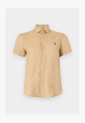 Beigefarbenes Hemd mit kurzen Ärmeln, Knopfleiste, spitzem Kragen und kleinem marineblau besticktem Logo auf der linken Brust.