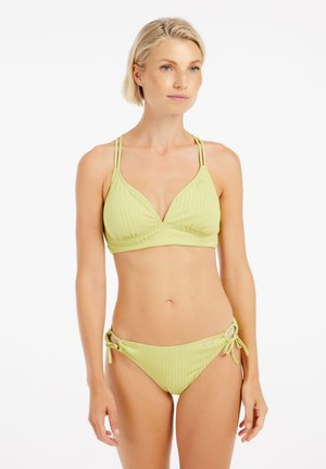 Zielony bikini w paski, składający się z trójkątnego biustonosza na cienkich ramiączkach oraz regulowanych majtek z wiązaniem po bokach. Gładka tekstura, minimalistyczny design.