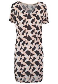 Geometrisk klänning med V-hals, korta ärmar och ett mönster av svarta, vita och persikofärgade trianglar på ett lätt tyg.
