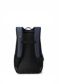 Svart och marinblå ryggsäck med justerbara remmar, ett handtag på toppen och en mjuk yta. Inkluderar en framfick med dragkedja och minimal hårdvara.