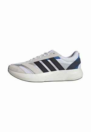 Zapatilla deportiva gris claro y blanca con rayas negras, detalles azules, parte superior de malla y suela blanca gruesa con la etiqueta "LIGHTMOTION".