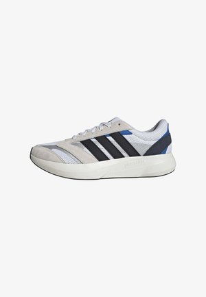 Zapatilla deportiva gris claro y blanca con rayas negras, detalles azules, parte superior de malla y suela blanca gruesa con la etiqueta "LIGHTMOTION".
