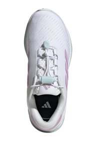 Zapatilla deportiva blanca con acentos en rosa. Presenta una parte superior texturizada, cordones elásticos y un collar acolchado. Logo de Adidas visible en el interior.