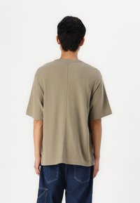 Abercrombie & Fitch PREMIUM CREW JOCKTAG - Jednoduché tričko - mermaid