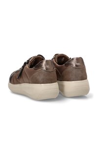 Par de zapatillas casuales marrones con cremalleras laterales y suelas gruesas de goma beige, vistas desde la parte posterior sobre un fondo blanco.