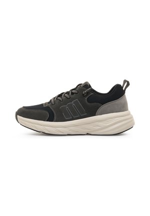Zapatillas deportivas grises que presentan una parte superior de malla con acentos de ante, una suela gruesa y texturizada, y una lengüeta en el talón para facilitar su colocación.