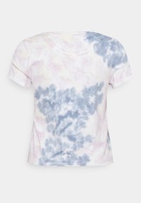 Kortærmet cropped t-shirt med et pastelfarvet tie-dye mønster i blå, pink og cremefarvner på en hvid baggrund.