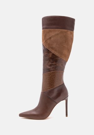 Stivale alto da donna con tacco alto e punta appuntita, con sezioni in pelle marrone liscia, scamosciata, texturizzata e goffrata effetto coccodrillo.