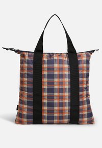 Borsa a tracolla a scacchi con colori arancione, blu navy e crema. Presenta manici neri e una chiusura con zip. Realizzata in tessuto leggero e resistente.