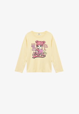 Gelbes Langarm-T-Shirt mit einem Grafikdruck eines Mädchens mit pinken Haaren, das einen Keks hält, und verspieltem Text in Pink und Schwarz. Weicher Stoff.