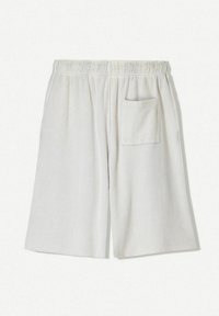 Lichtgrijze badstof shorts met een elastische tailleband en een achterzak. De stof heeft een zachte, gestructureerde oppervlakte en een rechte snit.