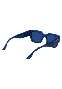 Niebieskie plastikowe okulary przeciwsłoneczne z kwadratowymi soczewkami i skośnymi zausznikami. Posiadają teksturowaną powierzchnię i subtelną markę na zauszniku.