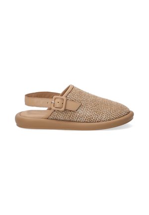Beige pletená nazouvací bota s texturovaným svrškem, širokým páskem a měkkou, zaoblenou gumovou podrážkou pro pohodlí. Klasický a jednoduchý design.