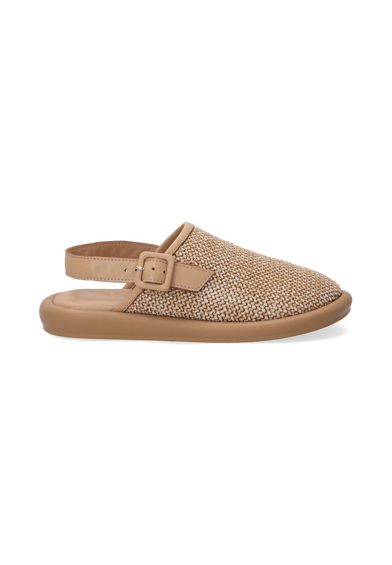 Beige pletená nazouvací bota s texturovaným svrškem, širokým páskem a měkkou, zaoblenou gumovou podrážkou pro pohodlí. Klasický a jednoduchý design.