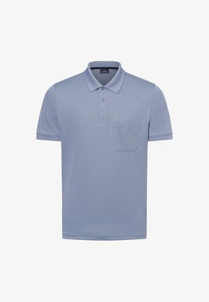 Hellblaues Poloshirt mit kurzen Ärmeln, zwei Knöpfen am Kragen und einer Brusttasche mit einem kleinen Logo. Glatte Stofftextur.