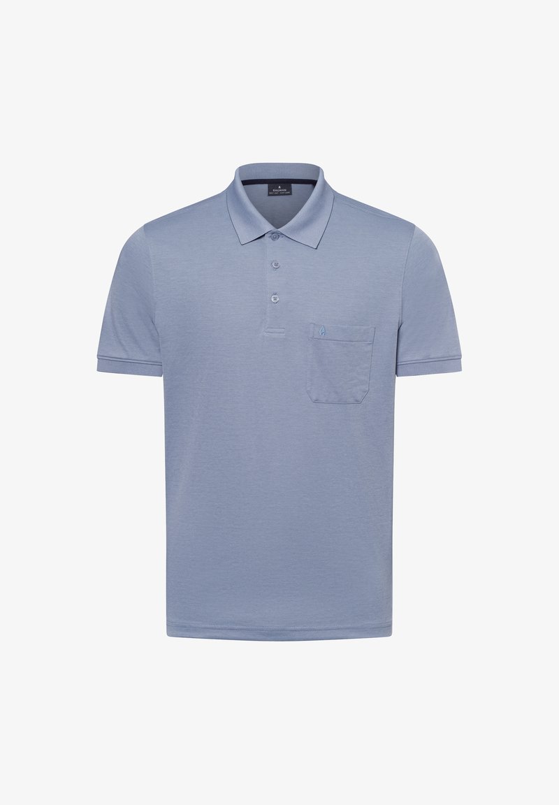 Hellblaues Poloshirt mit kurzen Ärmeln, zwei Knöpfen am Kragen und einer Brusttasche mit einem kleinen Logo. Glatte Stofftextur.