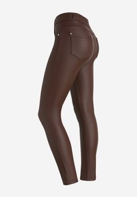 Leggings de faux cuero marrón con un diseño ajustado, cintura alta y bolsillos traseros. Textura suave con costuras tonales y acentos de hardware plateado.