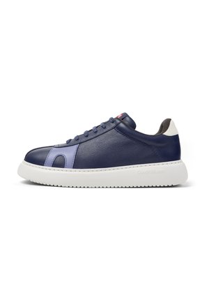 Marineblaue Leder-Sneaker mit helllila Akzenten, dicker, weißer Sohle, Schnürverschluss und weißem Ferseneinsatz.