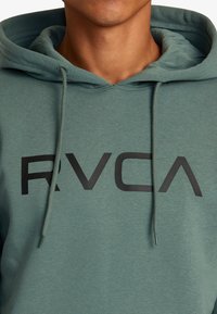 RVCA BIG - Mikina s kapucňou - gnb0
