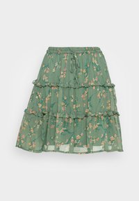 Falda de flores verde en varias capas, hecha de un tejido liviano. Presenta volantes, una cintura elástica y un estampado floral con acentos en rosa y amarillo.