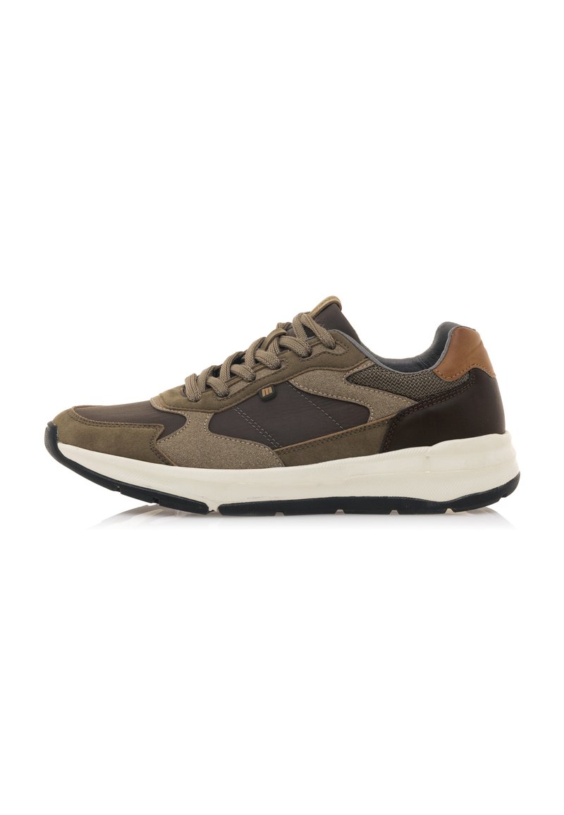 Sneakers sportivi color verde oliva e marrone realizzati in suede e materiale mesh. Presentano un colletto imbottito, punta tonda e suola in gomma bianca.