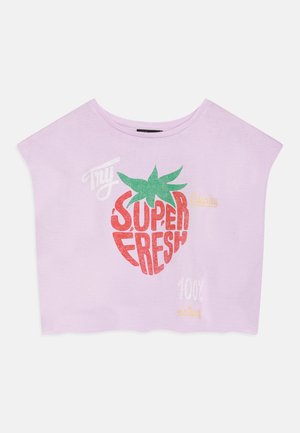 Púder rózsaszín, rövid ujjú, rövid fazonú póló, puha anyagból, piros eper grafikával, zöld levelekkel és színes felirattal.