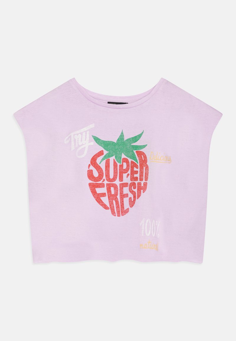 Ανοιχτό ροζ κοντομάνικο cropped T-shirt φτιαγμένο από μαλακό ύφασμα, διακοσμημένο με γραφικά από κόκκινες φράουλες με πράσινα φύλλα και πολύχρωμο κείμενο.