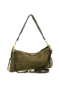 Borsa a tracolla in pelle verde oliva con zip, forma piatta, dettagli intrecciati sulle cinghie, hardware dorato e tracolla in pelle removibile.
